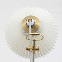 Esben Klintによるデザインで、Le Klint(レ・クリント)より発表されたテーブルランプModel 319です。真鍮とスチールを組み合わせた構造は、堅牢さと洗練された印象を兼ね備え、ハンドメイドのプリーツシェードが柔らかい光を拡散します。高さ75cmの程よいサイズ感とクロスバー構造による可動性が特徴で、デスクやリビングでの読書灯としても実用的です。経年による真鍮の風合いがビンテージらしい魅力を引き立て、空間にクラシカルで上質な雰囲気をもたらします。