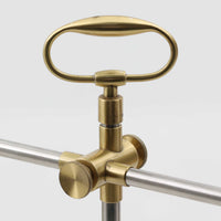 Esben Klintによるデザインで、Le Klint(レ・クリント)より発表されたテーブルランプModel 319です。真鍮とスチールを組み合わせた構造は、堅牢さと洗練された印象を兼ね備え、ハンドメイドのプリーツシェードが柔らかい光を拡散します。高さ75cmの程よいサイズ感とクロスバー構造による可動性が特徴で、デスクやリビングでの読書灯としても実用的です。経年による真鍮の風合いがビンテージらしい魅力を引き立て、空間にクラシカルで上質な雰囲気をもたらします。