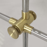 Esben Klintによるデザインで、Le Klint(レ・クリント)より発表されたテーブルランプModel 319です。真鍮とスチールを組み合わせた構造は、堅牢さと洗練された印象を兼ね備え、ハンドメイドのプリーツシェードが柔らかい光を拡散します。高さ75cmの程よいサイズ感とクロスバー構造による可動性が特徴で、デスクやリビングでの読書灯としても実用的です。経年による真鍮の風合いがビンテージらしい魅力を引き立て、空間にクラシカルで上質な雰囲気をもたらします。