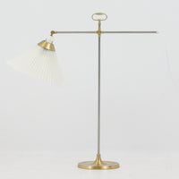 Esben Klintによるデザインで、Le Klint(レ・クリント)より発表されたテーブルランプModel 319です。真鍮とスチールを組み合わせた構造は、堅牢さと洗練された印象を兼ね備え、ハンドメイドのプリーツシェードが柔らかい光を拡散します。高さ75cmの程よいサイズ感とクロスバー構造による可動性が特徴で、デスクやリビングでの読書灯としても実用的です。経年による真鍮の風合いがビンテージらしい魅力を引き立て、空間にクラシカルで上質な雰囲気をもたらします。