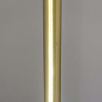 Aage Petersenによるデザインで、Le Klint社より発表されたモデル352のテーブルランプです。高さ62~85cmの昇降機能を備え、使用シーンに合わせて調整可能なのが魅力です。黒塗装のスチール支柱に真鍮パーツがアクセントとなり、プリーツ加工が美しい紙製シェードからは柔らかな光が広がります。特に点灯時にはシェードを透過して漏れる灯りが印象的で、空間を上品に演出します。現在は廃盤となっており、ビンテージ品のみ入手可能なモデルです。