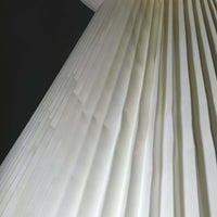 Aage Petersenによるデザインで、Le Klint社より発表されたモデル352のテーブルランプです。高さ62~85cmの昇降機能を備え、使用シーンに合わせて調整可能なのが魅力です。黒塗装のスチール支柱に真鍮パーツがアクセントとなり、プリーツ加工が美しい紙製シェードからは柔らかな光が広がります。特に点灯時にはシェードを透過して漏れる灯りが印象的で、空間を上品に演出します。現在は廃盤となっており、ビンテージ品のみ入手可能なモデルです。