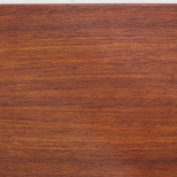 Borge Mogensen(ボーエ・モーエンセン)によるFDB社製のブックシェルフです。チーク材とオーク材を組み合わせた構造で、温かみのある色合いと堅牢な造りが魅力です。幅122cmのワイドなサイズで、書籍や雑誌の収納はもちろん、オブジェやコレクションのディスプレイにも適しています。シンプルで直線的なフォルムは北欧家具らしい機能美を感じさせ、経年によって増した深い色艶がビンテージならではの存在感を放ちます。書斎やリビングにおいて実用性と美観を兼ね備えた一台です。