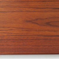 Borge Mogensen(ボーエ・モーエンセン)によるFDB社製のブックシェルフです。チーク材とオーク材を組み合わせた構造で、温かみのある色合いと堅牢な造りが魅力です。幅122cmのワイドなサイズで、書籍や雑誌の収納はもちろん、オブジェやコレクションのディスプレイにも適しています。シンプルで直線的なフォルムは北欧家具らしい機能美を感じさせ、経年によって増した深い色艶がビンテージならではの存在感を放ちます。書斎やリビングにおいて実用性と美観を兼ね備えた一台です。