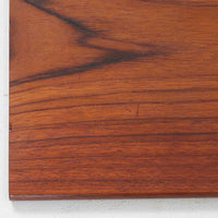 Borge Mogensen(ボーエ・モーエンセン)によるFDB社製のブックシェルフです。チーク材とオーク材を組み合わせた構造で、温かみのある色合いと堅牢な造りが魅力です。幅122cmのワイドなサイズで、書籍や雑誌の収納はもちろん、オブジェやコレクションのディスプレイにも適しています。シンプルで直線的なフォルムは北欧家具らしい機能美を感じさせ、経年によって増した深い色艶がビンテージならではの存在感を放ちます。書斎やリビングにおいて実用性と美観を兼ね備えた一台です。