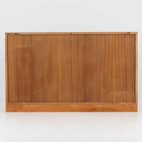 Borge Mogensen(ボーエ・モーエンセン)によるFDB社製のブックシェルフです。チーク材とオーク材を組み合わせた構造で、温かみのある色合いと堅牢な造りが魅力です。幅122cmのワイドなサイズで、書籍や雑誌の収納はもちろん、オブジェやコレクションのディスプレイにも適しています。シンプルで直線的なフォルムは北欧家具らしい機能美を感じさせ、経年によって増した深い色艶がビンテージならではの存在感を放ちます。書斎やリビングにおいて実用性と美観を兼ね備えた一台です。