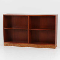 Borge Mogensen(ボーエ・モーエンセン)によるFDB社製のブックシェルフです。チーク材とオーク材を組み合わせた構造で、温かみのある色合いと堅牢な造りが魅力です。幅122cmのワイドなサイズで、書籍や雑誌の収納はもちろん、オブジェやコレクションのディスプレイにも適しています。シンプルで直線的なフォルムは北欧家具らしい機能美を感じさせ、経年によって増した深い色艶がビンテージならではの存在感を放ちます。書斎やリビングにおいて実用性と美観を兼ね備えた一台です。