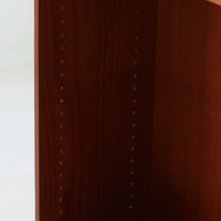 Borge Mogensen(ボーエ・モーエンセン)によるFDB社製のブックシェルフです。チーク材とオーク材を組み合わせた構造で、温かみのある色合いと堅牢な造りが魅力です。幅122cmのワイドなサイズで、書籍や雑誌の収納はもちろん、オブジェやコレクションのディスプレイにも適しています。シンプルで直線的なフォルムは北欧家具らしい機能美を感じさせ、経年によって増した深い色艶がビンテージならではの存在感を放ちます。書斎やリビングにおいて実用性と美観を兼ね備えた一台です。