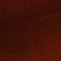 Borge Mogensen(ボーエ・モーエンセン)によるFDB社製のブックシェルフです。チーク材とオーク材を組み合わせた構造で、温かみのある色合いと堅牢な造りが魅力です。幅122cmのワイドなサイズで、書籍や雑誌の収納はもちろん、オブジェやコレクションのディスプレイにも適しています。シンプルで直線的なフォルムは北欧家具らしい機能美を感じさせ、経年によって増した深い色艶がビンテージならではの存在感を放ちます。書斎やリビングにおいて実用性と美観を兼ね備えた一台です。