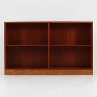 Borge Mogensen(ボーエ・モーエンセン)によるFDB社製のブックシェルフです。チーク材とオーク材を組み合わせた構造で、温かみのある色合いと堅牢な造りが魅力です。幅122cmのワイドなサイズで、書籍や雑誌の収納はもちろん、オブジェやコレクションのディスプレイにも適しています。シンプルで直線的なフォルムは北欧家具らしい機能美を感じさせ、経年によって増した深い色艶がビンテージならではの存在感を放ちます。書斎やリビングにおいて実用性と美観を兼ね備えた一台です。