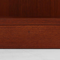 Borge Mogensen(ボーエ・モーエンセン)によるFDB社製のブックシェルフです。幅122cmのゆとりあるサイズで、シンプルな直線構造が北欧家具らしい機能美を感じさせます。チーク材の温かみある木目が際立ち、経年による深みを増した色艶がビンテージならではの存在感を演出します。可動棚仕様により収納の自由度が高く、書籍や雑誌はもちろん、オブジェや日用品の整理にも適しています。堅牢な造りと端正なデザインが空間に落ち着いた雰囲気をもたらす一台です。