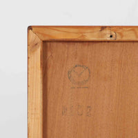 Borge Mogensen(ボーエ・モーエンセン)によるFDB社製のブックシェルフです。幅122cmのゆとりあるサイズで、シンプルな直線構造が北欧家具らしい機能美を感じさせます。チーク材の温かみある木目が際立ち、経年による深みを増した色艶がビンテージならではの存在感を演出します。可動棚仕様により収納の自由度が高く、書籍や雑誌はもちろん、オブジェや日用品の整理にも適しています。堅牢な造りと端正なデザインが空間に落ち着いた雰囲気をもたらす一台です。