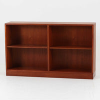 Borge Mogensen(ボーエ・モーエンセン)によるFDB社製のブックシェルフです。幅122cmのゆとりあるサイズで、シンプルな直線構造が北欧家具らしい機能美を感じさせます。チーク材の温かみある木目が際立ち、経年による深みを増した色艶がビンテージならではの存在感を演出します。可動棚仕様により収納の自由度が高く、書籍や雑誌はもちろん、オブジェや日用品の整理にも適しています。堅牢な造りと端正なデザインが空間に落ち着いた雰囲気をもたらす一台です。