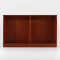 Borge Mogensen(ボーエ・モーエンセン)によるFDB社製のブックシェルフです。幅122cmのゆとりあるサイズで、シンプルな直線構造が北欧家具らしい機能美を感じさせます。チーク材の温かみある木目が際立ち、経年による深みを増した色艶がビンテージならではの存在感を演出します。可動棚仕様により収納の自由度が高く、書籍や雑誌はもちろん、オブジェや日用品の整理にも適しています。堅牢な造りと端正なデザインが空間に落ち着いた雰囲気をもたらす一台です。