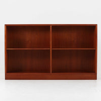 Borge Mogensen(ボーエ・モーエンセン)によるFDB社製のブックシェルフです。幅122cmのゆとりあるサイズで、シンプルな直線構造が北欧家具らしい機能美を感じさせます。チーク材の温かみある木目が際立ち、経年による深みを増した色艶がビンテージならではの存在感を演出します。可動棚仕様により収納の自由度が高く、書籍や雑誌はもちろん、オブジェや日用品の整理にも適しています。堅牢な造りと端正なデザインが空間に落ち着いた雰囲気をもたらす一台です。