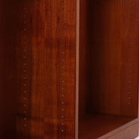 Borge Mogensen(ボーエ・モーエンセン)によるFDB社製のブックシェルフです。幅122cmのゆとりあるサイズで、シンプルな直線構造が北欧家具らしい機能美を感じさせます。チーク材の温かみある木目が際立ち、経年による深みを増した色艶がビンテージならではの存在感を演出します。可動棚仕様により収納の自由度が高く、書籍や雑誌はもちろん、オブジェや日用品の整理にも適しています。堅牢な造りと端正なデザインが空間に落ち着いた雰囲気をもたらす一台です。