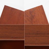 Borge Mogensen(ボーエ・モーエンセン)によるFDB社製のブックシェルフです。幅122cmのゆとりあるサイズで、シンプルな直線構造が北欧家具らしい機能美を感じさせます。チーク材の温かみある木目が際立ち、経年による深みを増した色艶がビンテージならではの存在感を演出します。可動棚仕様により収納の自由度が高く、書籍や雑誌はもちろん、オブジェや日用品の整理にも適しています。堅牢な造りと端正なデザインが空間に落ち着いた雰囲気をもたらす一台です。