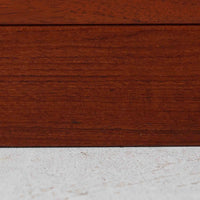 Borge Mogensen(ボーエ・モーエンセン)によるFDB社製のブックシェルフです。幅122cmのゆとりあるサイズで、シンプルな直線構造が北欧家具らしい機能美を感じさせます。チーク材の温かみある木目が際立ち、経年による深みを増した色艶がビンテージならではの存在感を演出します。可動棚仕様により収納の自由度が高く、書籍や雑誌はもちろん、オブジェや日用品の整理にも適しています。堅牢な造りと端正なデザインが空間に落ち着いた雰囲気をもたらす一台です。