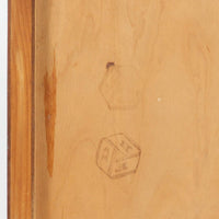 Borge Mogensenがデザインし、FDB Moblerにより製作されたModel 232のキャビネットです。チーク材の美しい木目を活かした端正な外観と、鍵がそのまま取っ手として機能するユニークな構造が特徴です。内部には引き出しと棚板が備えられ、位置調整や取り外しが可能なため用途に合わせて柔軟に収納できます。幅122cmの扱いやすいサイズで、リビングや書斎など様々な空間で活躍する、実用性と北欧デザインの魅力を兼ね備えたビンテージ家具です。