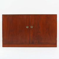 Borge Mogensenがデザインし、FDB Moblerにより製作されたModel 232のキャビネットです。チーク材の美しい木目を活かした端正な外観と、鍵がそのまま取っ手として機能するユニークな構造が特徴です。内部には引き出しと棚板が備えられ、位置調整や取り外しが可能なため用途に合わせて柔軟に収納できます。幅122cmの扱いやすいサイズで、リビングや書斎など様々な空間で活躍する、実用性と北欧デザインの魅力を兼ね備えたビンテージ家具です。