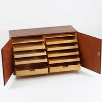 Borge Mogensenがデザインし、FDB Moblerにより製作されたModel 232のキャビネットです。チーク材の美しい木目を活かした端正な外観と、鍵がそのまま取っ手として機能するユニークな構造が特徴です。内部には引き出しと棚板が備えられ、位置調整や取り外しが可能なため用途に合わせて柔軟に収納できます。幅122cmの扱いやすいサイズで、リビングや書斎など様々な空間で活躍する、実用性と北欧デザインの魅力を兼ね備えたビンテージ家具です。