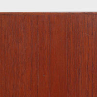 Borge Mogensenがデザインし、FDB Moblerにより製作されたModel 232のキャビネットです。チーク材の美しい木目を活かした端正な外観と、鍵がそのまま取っ手として機能するユニークな構造が特徴です。内部には引き出しと棚板が備えられ、位置調整や取り外しが可能なため用途に合わせて柔軟に収納できます。幅122cmの扱いやすいサイズで、リビングや書斎など様々な空間で活躍する、実用性と北欧デザインの魅力を兼ね備えたビンテージ家具です。