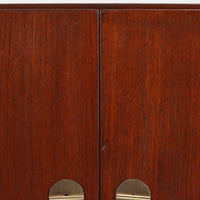 Borge Mogensenがデザインし、FDB Moblerにより製作されたModel 232のキャビネットです。チーク材の美しい木目を活かした端正な外観と、鍵がそのまま取っ手として機能するユニークな構造が特徴です。内部には引き出しと棚板が備えられ、位置調整や取り外しが可能なため用途に合わせて柔軟に収納できます。幅122cmの扱いやすいサイズで、リビングや書斎など様々な空間で活躍する、実用性と北欧デザインの魅力を兼ね備えたビンテージ家具です。