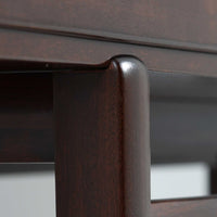 Ole Wanscher(オーレ・ヴァンシャー)がデザインし、P.Jeppesen社より製造された「Rungstedlund」キャビネットです。端正な直線構成と細く伸びた脚部が特徴で、マホガニー材特有の深い色調と気品ある木目が空間に落ち着きをもたらします。内部は棚板とトレイが効率よく配置され、食器から書類収納まで幅広く活用可能。上質な素材使いと精巧な造り込みはヴァンシャー作品ならではで、経年により全体に落ち着いた色調へと変化しており、現地デンマークのオークションで入手した確かな出自を持つ個体です。