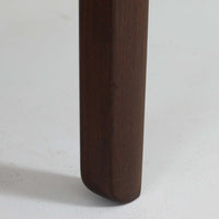 Ole Wanscher(オーレ・ヴァンシャー)がデザインし、P.Jeppesen社より製造された「Rungstedlund」キャビネットです。端正な直線構成と細く伸びた脚部が特徴で、マホガニー材特有の深い色調と気品ある木目が空間に落ち着きをもたらします。内部は棚板とトレイが効率よく配置され、食器から書類収納まで幅広く活用可能。上質な素材使いと精巧な造り込みはヴァンシャー作品ならではで、経年により全体に落ち着いた色調へと変化しており、現地デンマークのオークションで入手した確かな出自を持つ個体です。