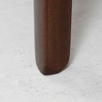 Ole Wanscher(オーレ・ヴァンシャー)がデザインし、P.Jeppesen社より製造された「Rungstedlund」キャビネットです。端正な直線構成と細く伸びた脚部が特徴で、マホガニー材特有の深い色調と気品ある木目が空間に落ち着きをもたらします。内部は棚板とトレイが効率よく配置され、食器から書類収納まで幅広く活用可能。上質な素材使いと精巧な造り込みはヴァンシャー作品ならではで、経年により全体に落ち着いた色調へと変化しており、現地デンマークのオークションで入手した確かな出自を持つ個体です。