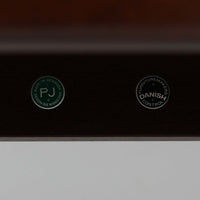 Ole Wanscher(オーレ・ヴァンシャー)がデザインし、P.Jeppesen社より製造された「Rungstedlund」キャビネットです。端正な直線構成と細く伸びた脚部が特徴で、マホガニー材特有の深い色調と気品ある木目が空間に落ち着きをもたらします。内部は棚板とトレイが効率よく配置され、食器から書類収納まで幅広く活用可能。上質な素材使いと精巧な造り込みはヴァンシャー作品ならではで、経年により全体に落ち着いた色調へと変化しており、現地デンマークのオークションで入手した確かな出自を持つ個体です。