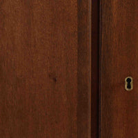 Ole Wanscher(オーレ・ヴァンシャー)がデザインし、P.Jeppesen社より製造された「Rungstedlund」キャビネットです。端正な直線構成と細く伸びた脚部が特徴で、マホガニー材特有の深い色調と気品ある木目が空間に落ち着きをもたらします。内部は棚板とトレイが効率よく配置され、食器から書類収納まで幅広く活用可能。上質な素材使いと精巧な造り込みはヴァンシャー作品ならではで、経年により全体に落ち着いた色調へと変化しており、現地デンマークのオークションで入手した確かな出自を持つ個体です。