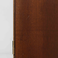 Ole Wanscher(オーレ・ヴァンシャー)がデザインし、P.Jeppesen社より製造された「Rungstedlund」キャビネットです。端正な直線構成と細く伸びた脚部が特徴で、マホガニー材特有の深い色調と気品ある木目が空間に落ち着きをもたらします。内部は棚板とトレイが効率よく配置され、食器から書類収納まで幅広く活用可能。上質な素材使いと精巧な造り込みはヴァンシャー作品ならではで、経年により全体に落ち着いた色調へと変化しており、現地デンマークのオークションで入手した確かな出自を持つ個体です。