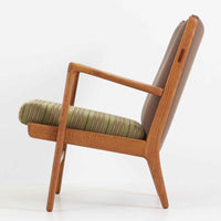 Hans J. Wegner(ハンス・J・ウェグナー)によるイージーチェア「AP16」。デンマークの名門AP stolen社より製造された一脚です。緩やかに傾斜した背もたれと、滑らかに削り出されたアームの曲線が美しく調和し、オーク材の力強い木目と職人技が際立ちます。背面にはブラウン、座面にはグリーンストライプの張地を採用し、上品ながらも温かみのある印象を与えます。現地デンマークのオークションで入手した確かな出自を持つ本品は、読書やくつろぎの時間をより豊かなものにしてくれます。経年による木部の風合いがさらに深みを加えています。
