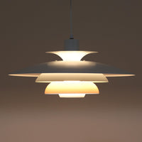 Jeka Metaltryk社製のペンダントライト「Sofie」です。直径48cmと大きめのサイズで、複数枚のシェードを重ねた構造が特徴的です。スチール素材のしっかりとした造りで、点灯時には光が柔らかく分散し、眩しさを抑えつつ空間を明るく照らします。内側に施された温かみのある色合いが、照明に柔らかなニュアンスを加え、ダイニングやリビングのメインライトとして存在感を放ちます。シンプルながらも洗練された北欧デザインを感じさせるビンテージアイテムです。