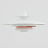 Jeka Metaltryk社製のペンダントライト「Sofie」です。直径48cmと大きめのサイズで、複数枚のシェードを重ねた構造が特徴的です。スチール素材のしっかりとした造りで、点灯時には光が柔らかく分散し、眩しさを抑えつつ空間を明るく照らします。内側に施された温かみのある色合いが、照明に柔らかなニュアンスを加え、ダイニングやリビングのメインライトとして存在感を放ちます。シンプルながらも洗練された北欧デザインを感じさせるビンテージアイテムです。