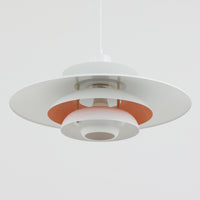 Jeka Metaltryk社製のペンダントライト「Sofie」です。直径48cmと大きめのサイズで、複数枚のシェードを重ねた構造が特徴的です。スチール素材のしっかりとした造りで、点灯時には光が柔らかく分散し、眩しさを抑えつつ空間を明るく照らします。内側に施された温かみのある色合いが、照明に柔らかなニュアンスを加え、ダイニングやリビングのメインライトとして存在感を放ちます。シンプルながらも洗練された北欧デザインを感じさせるビンテージアイテムです。