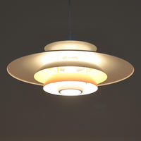 Jeka Metaltryk社製のペンダントライト「Sofie」です。直径48cmと大きめのサイズで、複数枚のシェードを重ねた構造が特徴的です。スチール素材のしっかりとした造りで、点灯時には光が柔らかく分散し、眩しさを抑えつつ空間を明るく照らします。内側に施された温かみのある色合いが、照明に柔らかなニュアンスを加え、ダイニングやリビングのメインライトとして存在感を放ちます。シンプルながらも洗練された北欧デザインを感じさせるビンテージアイテムです。