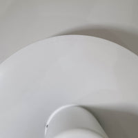 Jeka Metaltryk社製のペンダントライト「Sofie」です。直径48cmと大きめのサイズで、複数枚のシェードを重ねた構造が特徴的です。スチール素材のしっかりとした造りで、点灯時には光が柔らかく分散し、眩しさを抑えつつ空間を明るく照らします。内側に施された温かみのある色合いが、照明に柔らかなニュアンスを加え、ダイニングやリビングのメインライトとして存在感を放ちます。シンプルながらも洗練された北欧デザインを感じさせるビンテージアイテムです。