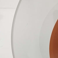 Jeka Metaltryk社製のペンダントライト「Sofie」です。直径48cmと大きめのサイズで、複数枚のシェードを重ねた構造が特徴的です。スチール素材のしっかりとした造りで、点灯時には光が柔らかく分散し、眩しさを抑えつつ空間を明るく照らします。内側に施された温かみのある色合いが、照明に柔らかなニュアンスを加え、ダイニングやリビングのメインライトとして存在感を放ちます。シンプルながらも洗練された北欧デザインを感じさせるビンテージアイテムです。