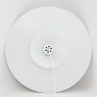 Jeka Metaltryk社製のペンダントライト「Sofie」です。直径48cmと大きめのサイズで、複数枚のシェードを重ねた構造が特徴的です。スチール素材のしっかりとした造りで、点灯時には光が柔らかく分散し、眩しさを抑えつつ空間を明るく照らします。内側に施された温かみのある色合いが、照明に柔らかなニュアンスを加え、ダイニングやリビングのメインライトとして存在感を放ちます。シンプルながらも洗練された北欧デザインを感じさせるビンテージアイテムです。