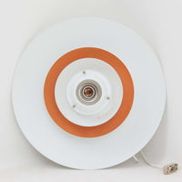 Jeka Metaltryk社製のペンダントライト「Sofie」です。直径48cmと大きめのサイズで、複数枚のシェードを重ねた構造が特徴的です。スチール素材のしっかりとした造りで、点灯時には光が柔らかく分散し、眩しさを抑えつつ空間を明るく照らします。内側に施された温かみのある色合いが、照明に柔らかなニュアンスを加え、ダイニングやリビングのメインライトとして存在感を放ちます。シンプルながらも洗練された北欧デザインを感じさせるビンテージアイテムです。