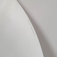 Jo HammerborgがFog & Morup社のためにデザインした「Hercules」ペンダントライトです。直径42cmのサイズで、落ち着いたブラウンのアルミシェードに真鍮製のアーチが美しく組み合わさったデザインが特徴です。点灯時にはシェードの下方から柔らかな光を広げるとともに、真鍮の輝きが上品なアクセントとなり、空間をモダンかつ華やかに演出します。ダイニングやリビングのメイン照明として存在感を放ち、北欧ビンテージならではの独特な雰囲気を楽しめる逸品です。