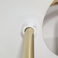 Jo HammerborgがFog & Morup社のためにデザインした「Hercules」ペンダントライトです。直径42cmのサイズで、落ち着いたブラウンのアルミシェードに真鍮製のアーチが美しく組み合わさったデザインが特徴です。点灯時にはシェードの下方から柔らかな光を広げるとともに、真鍮の輝きが上品なアクセントとなり、空間をモダンかつ華やかに演出します。ダイニングやリビングのメイン照明として存在感を放ち、北欧ビンテージならではの独特な雰囲気を楽しめる逸品です。