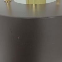 Jo HammerborgがFog & Morup社のためにデザインした「Hercules」ペンダントライトです。直径42cmのサイズで、落ち着いたブラウンのアルミシェードに真鍮製のアーチが美しく組み合わさったデザインが特徴です。点灯時にはシェードの下方から柔らかな光を広げるとともに、真鍮の輝きが上品なアクセントとなり、空間をモダンかつ華やかに演出します。ダイニングやリビングのメイン照明として存在感を放ち、北欧ビンテージならではの独特な雰囲気を楽しめる逸品です。