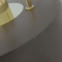 Jo HammerborgがFog & Morup社のためにデザインした「Hercules」ペンダントライトです。直径42cmのサイズで、落ち着いたブラウンのアルミシェードに真鍮製のアーチが美しく組み合わさったデザインが特徴です。点灯時にはシェードの下方から柔らかな光を広げるとともに、真鍮の輝きが上品なアクセントとなり、空間をモダンかつ華やかに演出します。ダイニングやリビングのメイン照明として存在感を放ち、北欧ビンテージならではの独特な雰囲気を楽しめる逸品です。