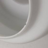 デンマーク製のペンダントライト、直径25cmです。ガラスシェードにチーク材とアルミのパーツを組み合わせた構造は、素材の質感を引き立てながら温かみのある北欧らしいデザインを感じさせます。ガラス越しに広がる柔らかな光は空間を優しく照らし、ダイニングやリビングの照明として心地よい雰囲気を演出します。経年によって深みを増したチーク材や金属部分の風合いはビンテージ品ならではの魅力であり、現行品にはない独自の存在感を楽しめる逸品です。