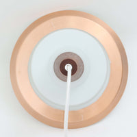 デンマーク製のペンダントライト、直径25cmです。ガラスシェードにチーク材とアルミのパーツを組み合わせた構造は、素材の質感を引き立てながら温かみのある北欧らしいデザインを感じさせます。ガラス越しに広がる柔らかな光は空間を優しく照らし、ダイニングやリビングの照明として心地よい雰囲気を演出します。経年によって深みを増したチーク材や金属部分の風合いはビンテージ品ならではの魅力であり、現行品にはない独自の存在感を楽しめる逸品です。