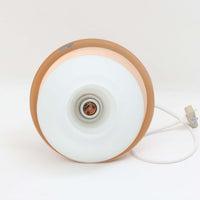 デンマーク製のペンダントライト、直径25cmです。ガラスシェードにチーク材とアルミのパーツを組み合わせた構造は、素材の質感を引き立てながら温かみのある北欧らしいデザインを感じさせます。ガラス越しに広がる柔らかな光は空間を優しく照らし、ダイニングやリビングの照明として心地よい雰囲気を演出します。経年によって深みを増したチーク材や金属部分の風合いはビンテージ品ならではの魅力であり、現行品にはない独自の存在感を楽しめる逸品です。