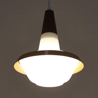 デンマーク製のペンダントライト、直径25cmです。ガラスシェードにチーク材とアルミのパーツを組み合わせた構造は、素材の質感を引き立てながら温かみのある北欧らしいデザインを感じさせます。ガラス越しに広がる柔らかな光は空間を優しく照らし、ダイニングやリビングの照明として心地よい雰囲気を演出します。経年によって深みを増したチーク材や金属部分の風合いはビンテージ品ならではの魅力であり、現行品にはない独自の存在感を楽しめる逸品です。